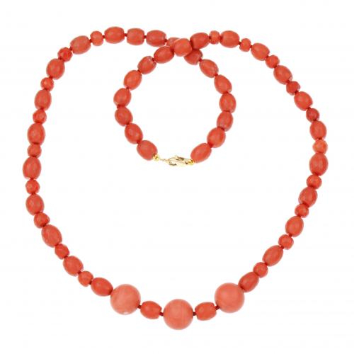 Faceted coral beads, of which the largest are the three central ones. Gold lobster claw clasp.51,5 gr.