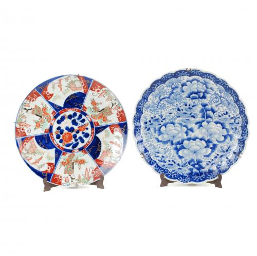 ESCUELA JAPONESA, SIGLO XIX. DOS PLATOS EN PORCELANA DE IMARI.