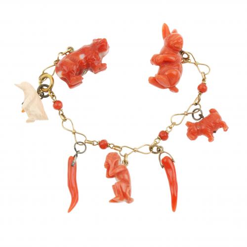 PULSERA DE DIJES EN CORAL.