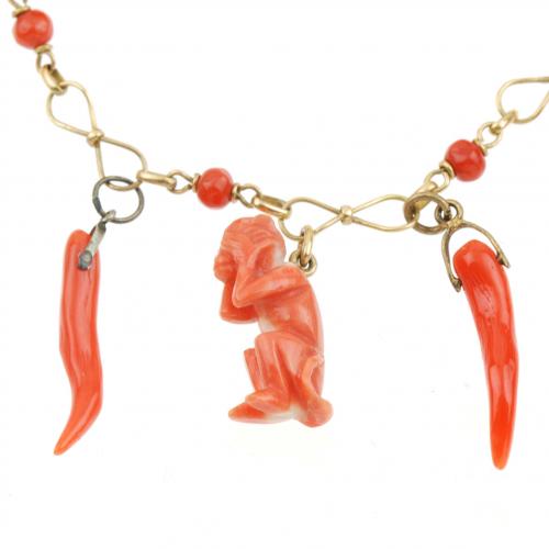 PULSERA DE DIJES EN CORAL.