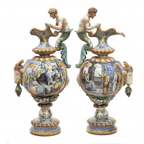 PAREJA DE JARRAS ORNAMENTALES DE MAJOLICA, PPS. SIGLO XX.