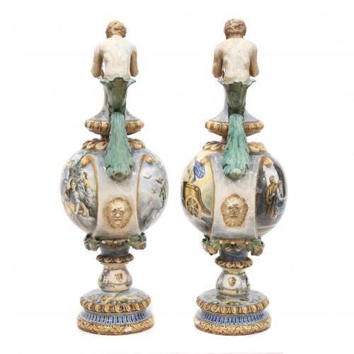 PAREJA DE JARRAS ORNAMENTALES DE MAJOLICA, PPS. SIGLO XX.