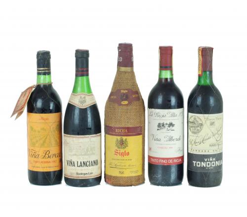 LOTE DE DIECISIETE BOTELLAS DE VINO TINTO.