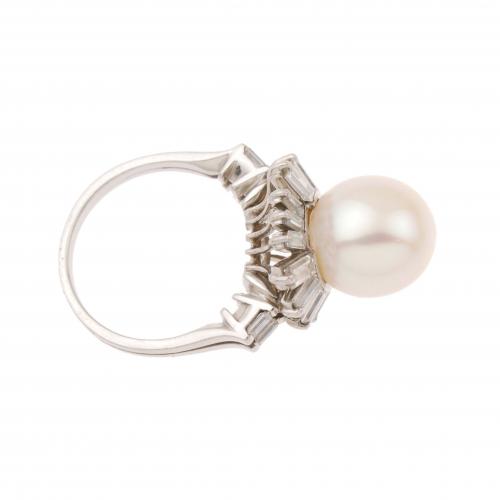 DIAMOND AND PEARL RING.