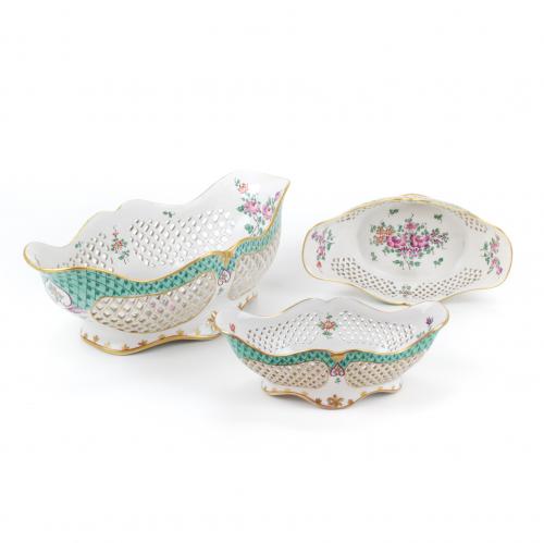 TRES PIEZAS DE PORCELANA, PROBABLEMENTE FRANCESAS, SIGLO XIX.