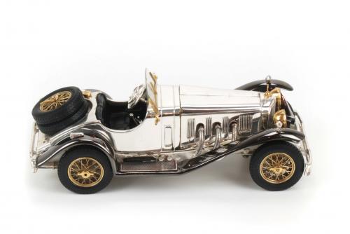 MINIATURA DE MERCEDES 1928 A ESCALA, MONTADO EN PLATA.