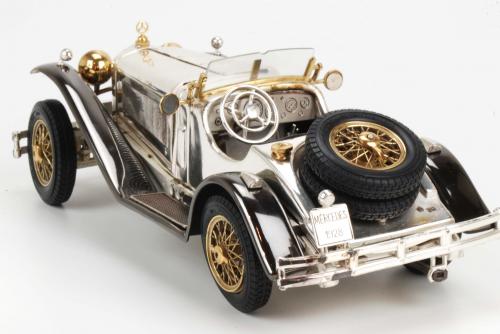 MINIATURA DE MERCEDES 1928 A ESCALA, MONTADO EN PLATA.