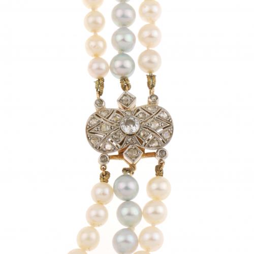 THREE STRAND PEARL NECKLACE.