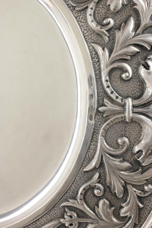 BANDEJA ORNAMENTAL ESPAÑOLA EN PLATA, MED. SIGLO XX.