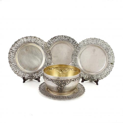 SET OF FOUR SPANISH SILVER SIDE PLATES AND FINGERBOWL, MID