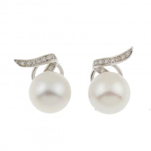 DIAMOND AND PEARL EARRINGS.