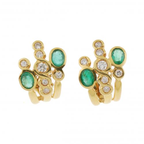 DIAMOND AND EMERALD EARRINGS.