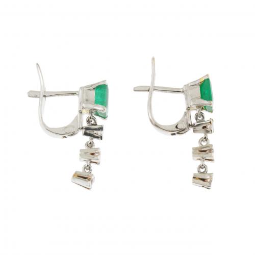 DIAMOND AND EMERALD EARRINGS.