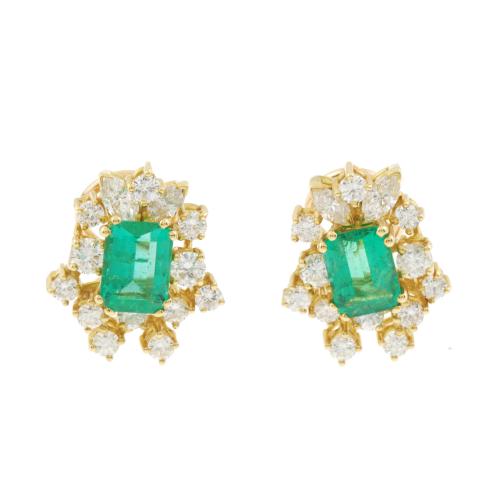 DIAMOND AND EMERALD EARRINGS.