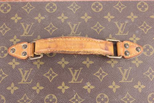 LOUIS VUITTON. TRAVELLING VANITY CASE.