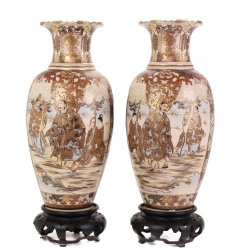 PAIR OF JAPANESE VASES. 