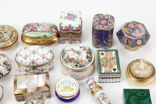 LOT OF THIRTY FOUR SMALL BOXES, C20th.