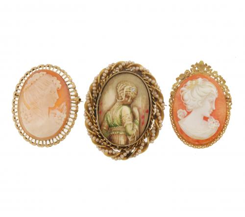 THREE CAMEO BROOCH/PENDANTS, C20th.