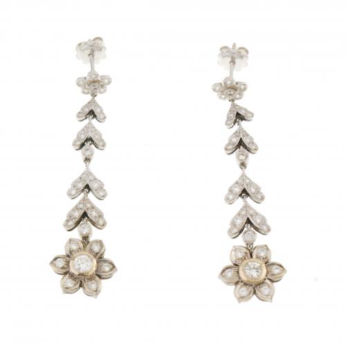 PENDIENTES LARGOS FLORALES CON DIAMANTES.