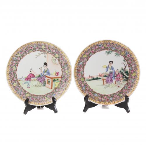 PAIR OF CHINESE DECORATIVE PLATES, MID C20th.