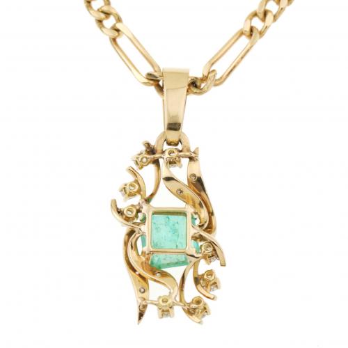 DIAMOND AND EMERALD PENDANT.