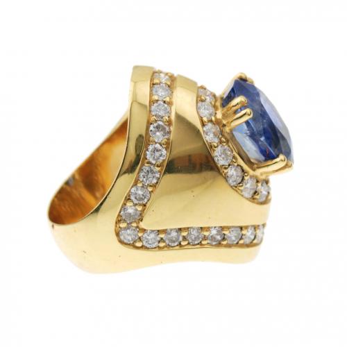 BOMBÉ DIAMOND AND SAPPHIRE RING.