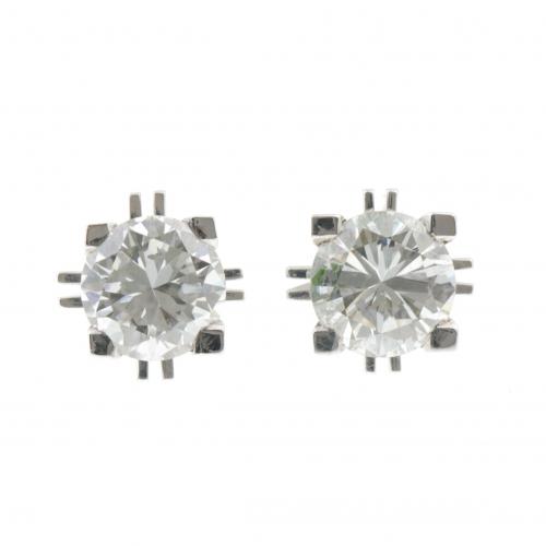 DIAMOND STUD EARRINGS. 