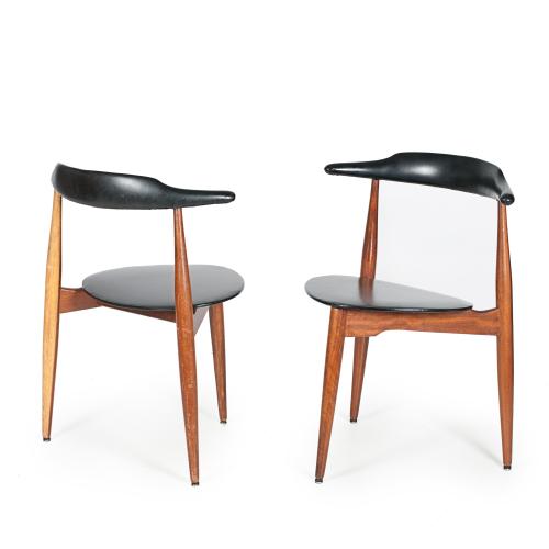 SIGUIENDO MODELOS DE HANS J. WEGNER (1914-2007) PARA FRITZ HANSEN. PAREJA DE SILLAS "HEART".