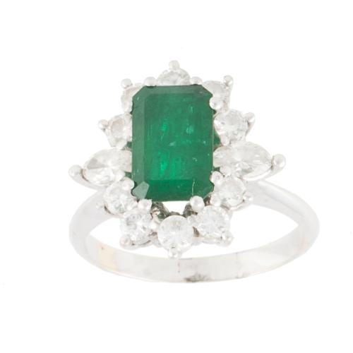 EMERALD AND DIAMOND RING. 