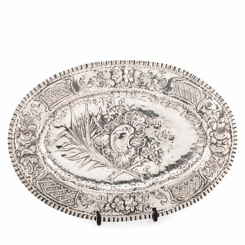 ORNAMENTAL TRAY IN EMBOSSED SILVER, PROBABLY 19TH CENTURY. 