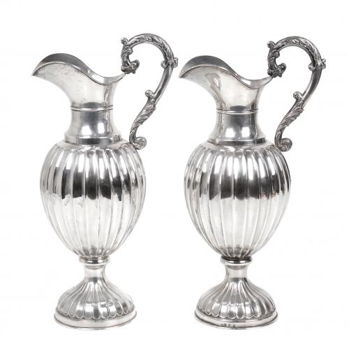 SET OF TWO SPANISH JUGS IN SPIRAL FLUTED SILVER, MID 20TH CENTURY.