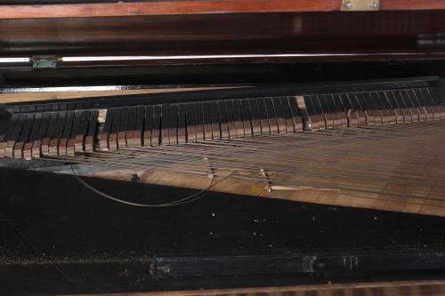 FORTEPIANO DE MESA ESPAÑOL ROMÁNTICO, CIRCA 1840. 