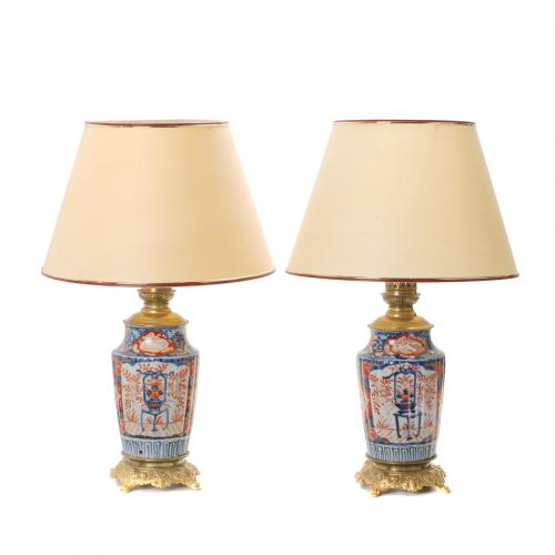 PAIR OF JAPANESE IMARI VASES TRANSFORMED INTO LAMPS, MID 20