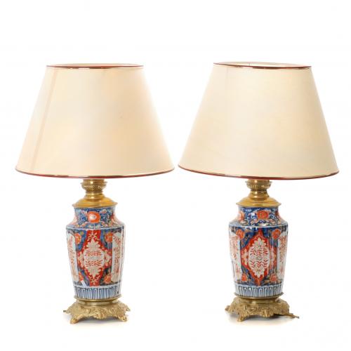 PAIR OF JAPANESE IMARI VASES TRANSFORMED INTO LAMPS, MID 20