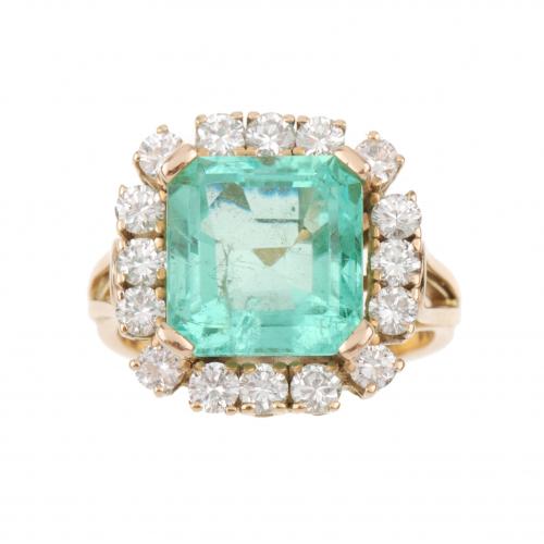 LARGE COLOMBIAN EMERALD RING.