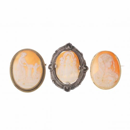 THREE OVAL CAMEO BROOCHES-PENDANTS.