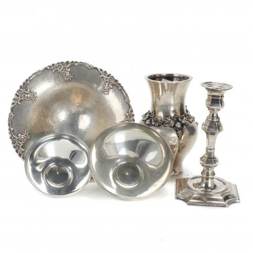 SPANISH SET CONSISTING OF A VASE, A CENTREPIECE, TWO BOWLS AND A CANDLESTICK IN SILVER, MID 20TH CENTURY.