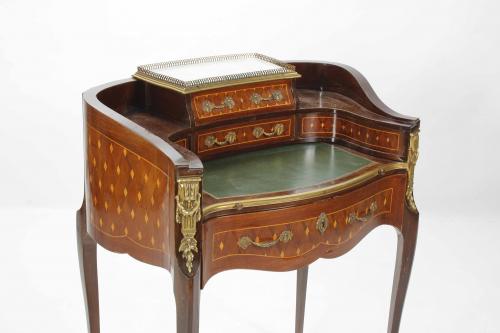 SMALL FRENCH LOUIS XV STYLE DESK, 20TH CENTURY.