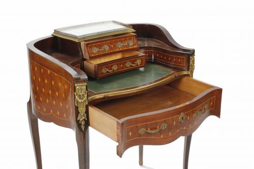 SMALL FRENCH LOUIS XV STYLE DESK, 20TH CENTURY.