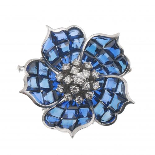 FLOWER-SHAPED BROOCH WITH SAPPHIRES AND DIAMONDS.