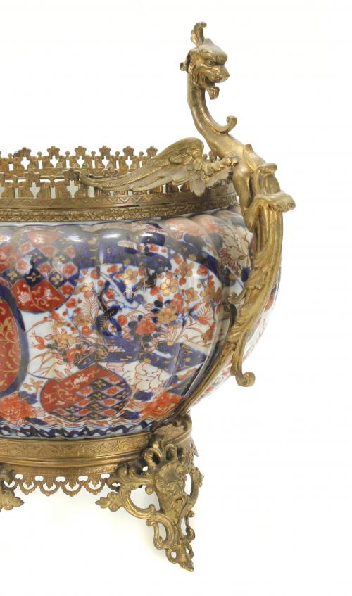 LARGE JAPANESE IMARI CENTREPIECE, LATE 19TH CENTURY-EARLY 2