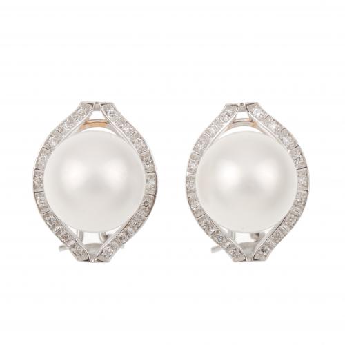 PEARL EARRINGS.