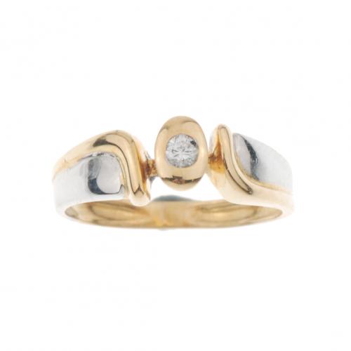 WHITE AND YELLOW GOLD AND DIAMOND RING.