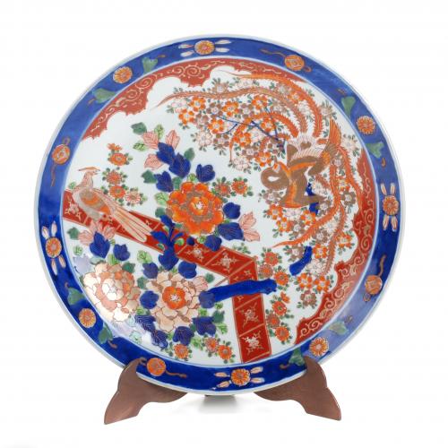 JAPANESE IMARI DISH, 19TH CENTURY.