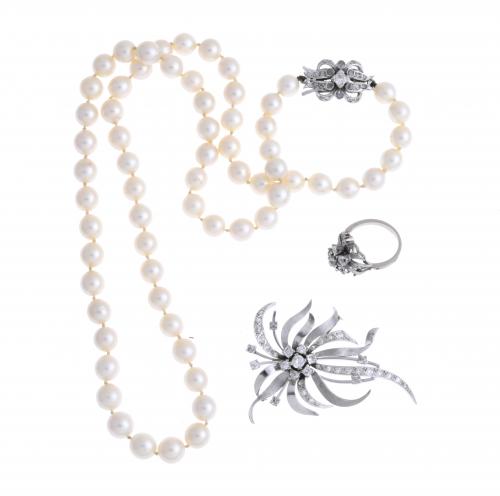 SET OF PEARL NECKLACE, RING AND BROOCH IN WHITE GOLD AND DIAMONDS.