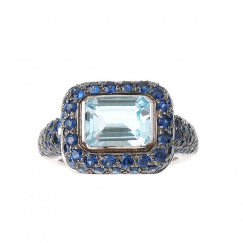 AQUAMARINE AND SAPPHIRES RING.