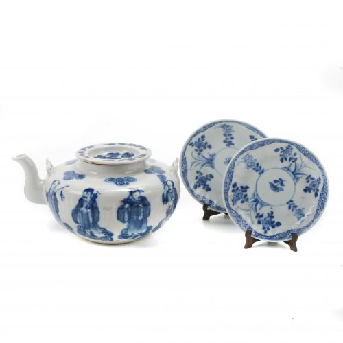 CHINESE TEAPOT AND TWO DISHES, 19TH CENTURY.