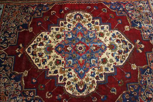 ORIENTAL CARPET, 20TH CENTURY