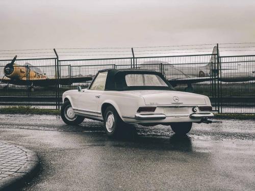 Mercedes - Benz 230 SL, "Pagoda" Year 1965.