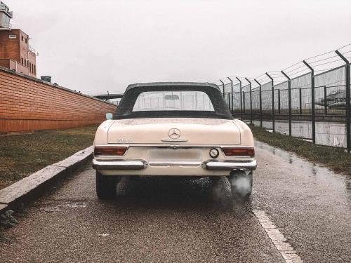 Mercedes - Benz 230 SL, "Pagoda" Year 1965.